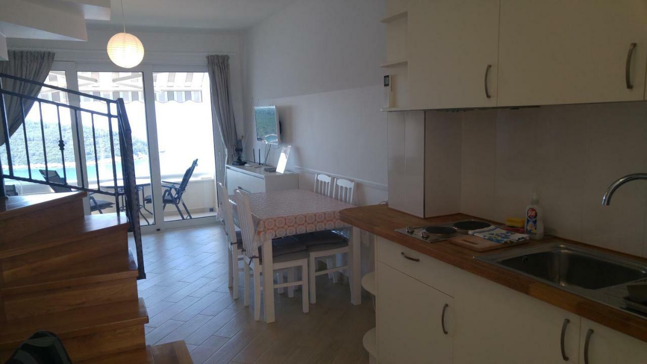 Nik 2 The Views Location Apartman *